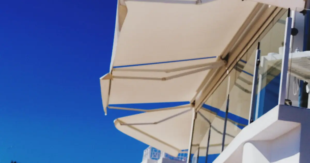instalação de toldo articulado no Rio de Janeiro